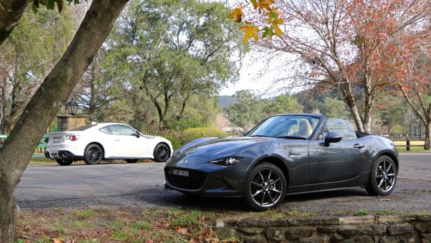 Toyota 86 vs Mazda MX-5 – Chasing Cars