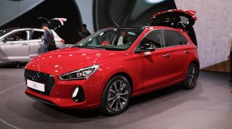 Golf-fighting 2017 Hyundai i30 revealed in Paris