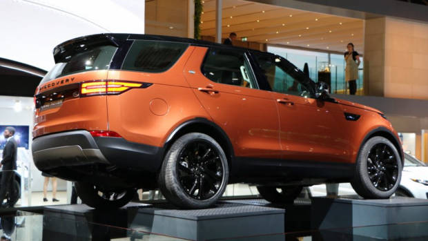 2017 Land Rover Discovery – Chasing Cars