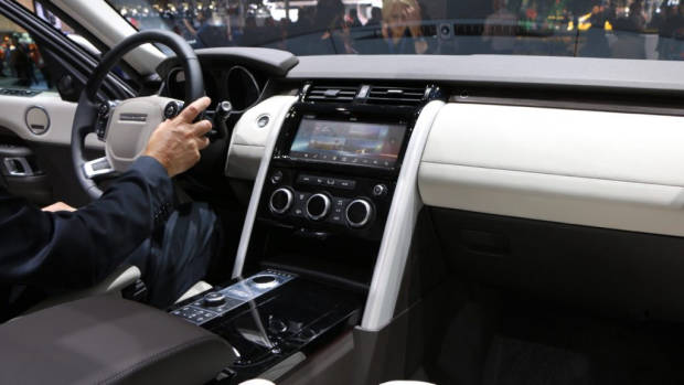 2017 Land Rover Discovery – Chasing Cars
