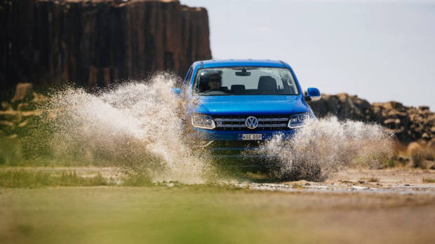2017 Volkswagen Amarok V6 water crossing – Chasing Cars