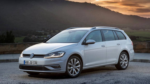 2017 Volkswagen Golf 7.5 white wagon front
