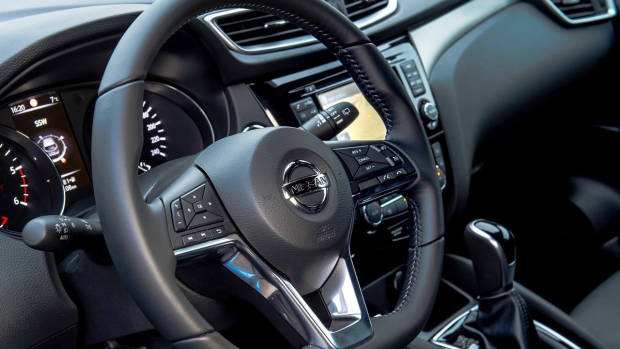 2018 Nissan Qashqai interior side