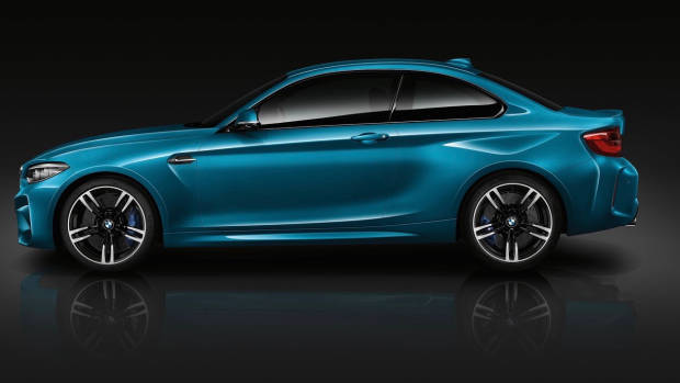 2017 BMW M2 side