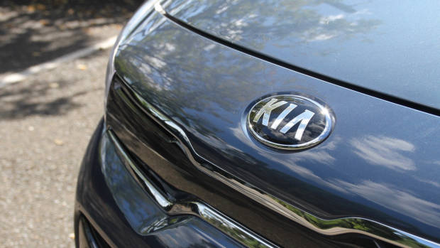 2017 Kia Rio Si front Kia badge
