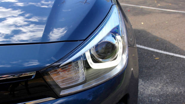2017 Kia Rio Si headlight