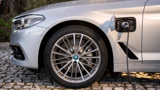 2017 BMW 530e Hybrid Charging – Chasing Cars