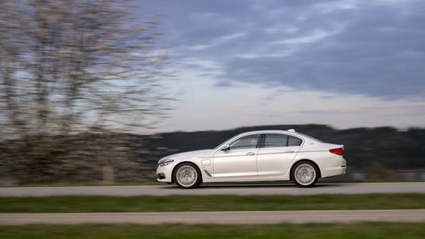 2017 BMW 530e Hybrid Side Profile – Chasing Cars