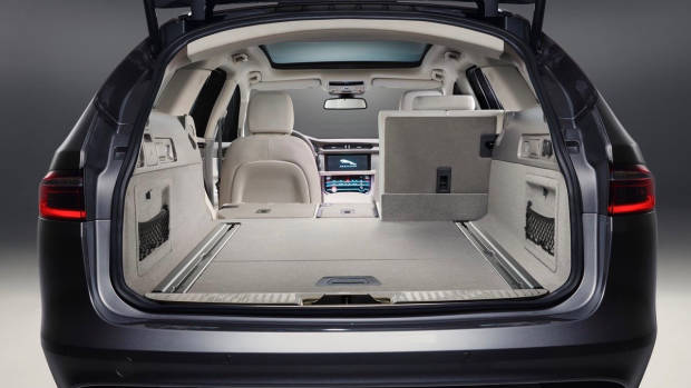 2017 Jaguar XF Sportbrake boot