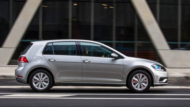 2017 Volkswagen Golf 7.5 110TSI Comfortline Side Profile – Chasing Cars