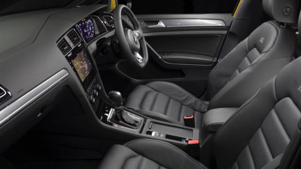 2017 Volkswagen Golf 7.5 110TSI R-Line Seats – Chasing Cars