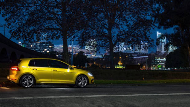 2017 Volkswagen Golf 7.5 110TSI R-Line Side Profile – Chasing Cars