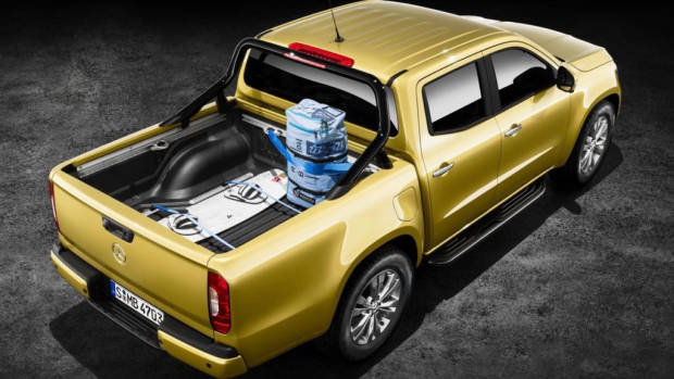 2018 Mercedes-Benz X-Class yellow rear tray