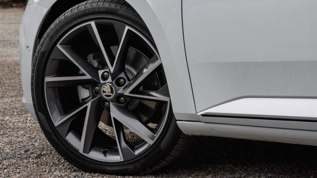 2018 Skoda Superb Sportline wheels
