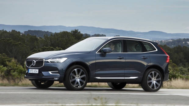 2018 Volvo XC60 blue side