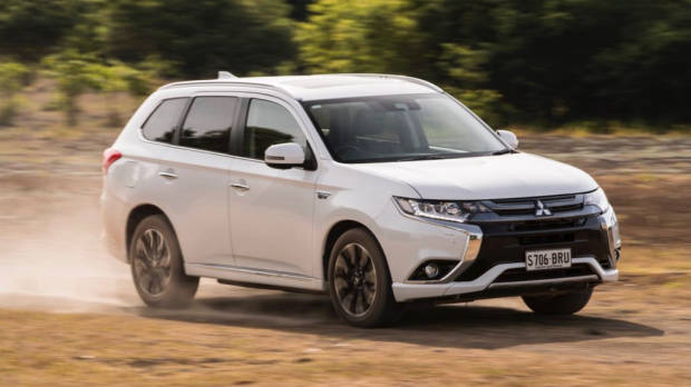 2017 Mitsubishi Outlander PHEV Starlight White Driving