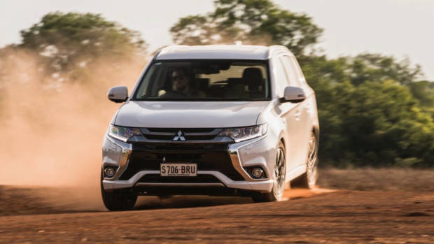 2017 Mitsubishi Outlander PHEV Starlight White Front End