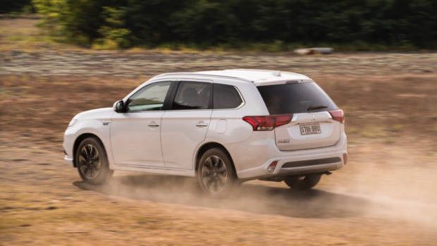 2017 Mitsubishi Outlander PHEV Starlight White Rear End