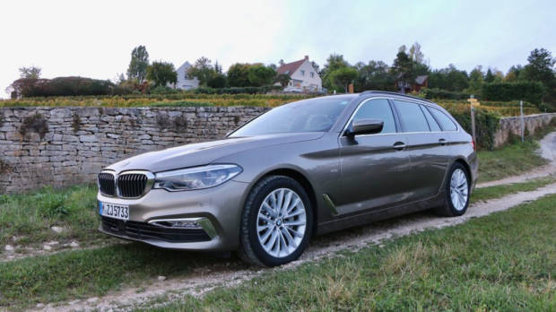2018 BMW 5 Series Touring Atlas Cedar Front