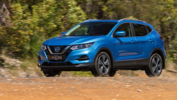 2018 Nissan Qashqai ST-L Vivid Blue Driving Front