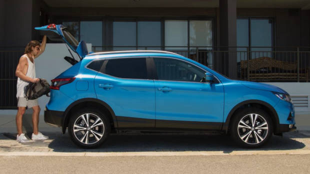 2018 Nissan Qashqai ST-L blue side