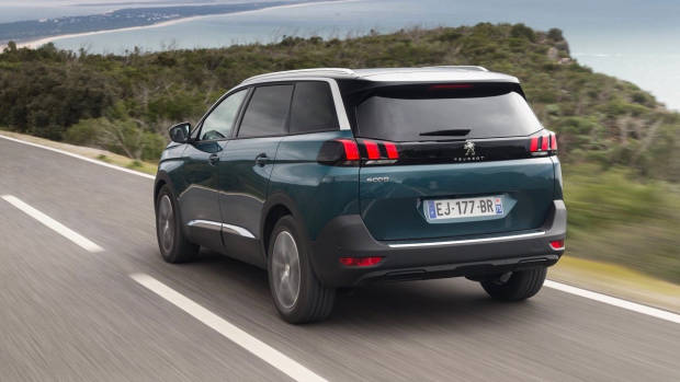 2018 Peugeot 5008 GT-Line green rear