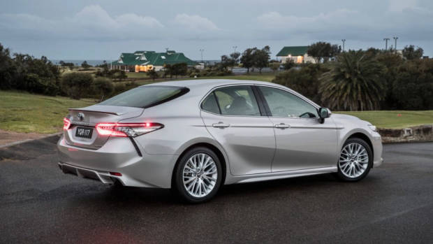 2018 Toyota Camry SL V6 Silver Rear End