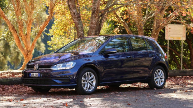 2018 Volkswagen Golf 110TSI Atlantic Blue Front Three Quarter