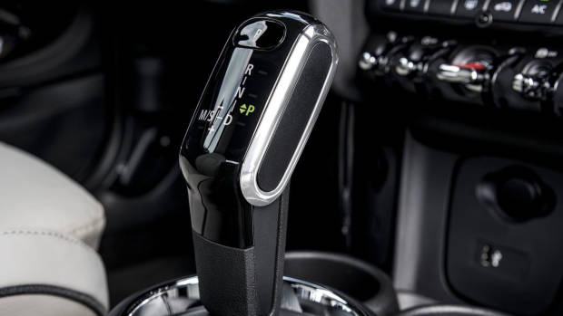 2019 MINI Cooper S gearknob
