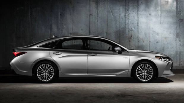 2019 Toyota Avalon hybrid silver side