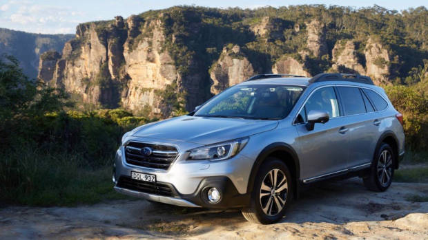 2018 Subaru Outback 3.6R silver front 3/4