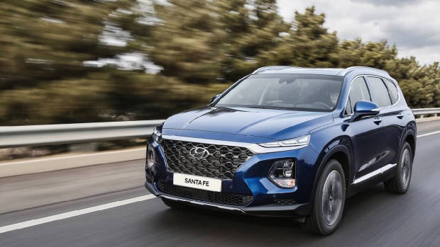 2019 Hyundai Santa Fe front moving
