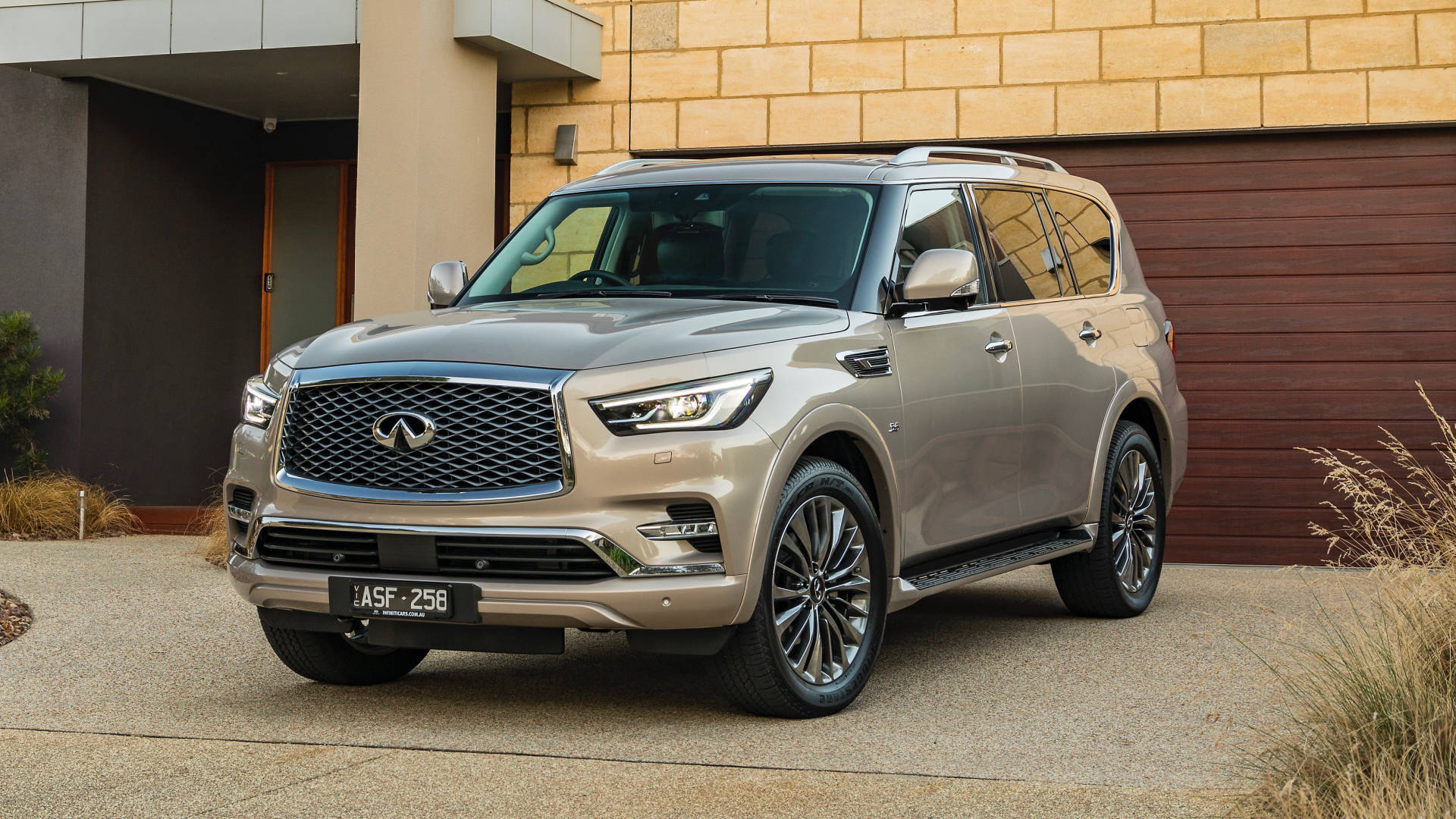 2018 Infiniti QX80 silver front 3/4