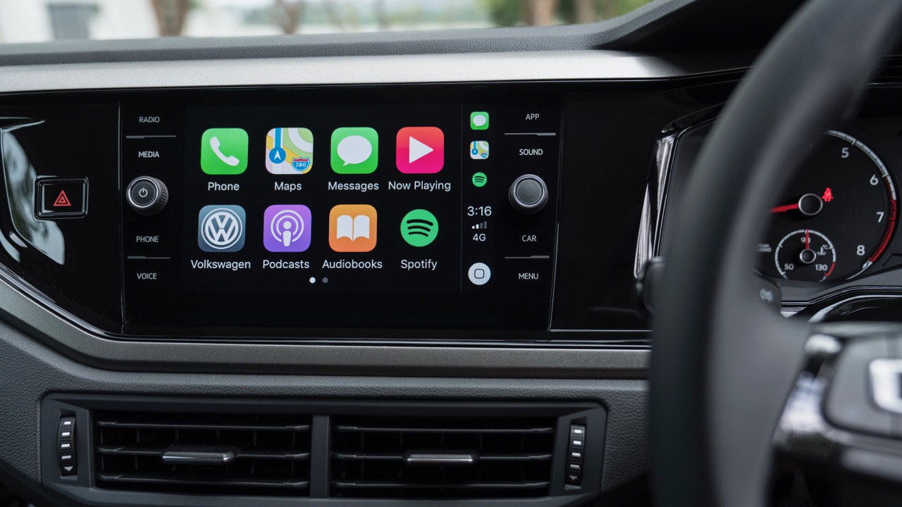 2018 Volkswagen Golf Review 8 inch screen CarPlay
