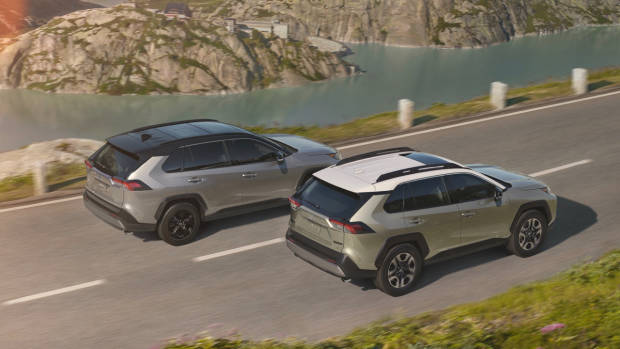 2019 Toyota RAV4 silver rear x2