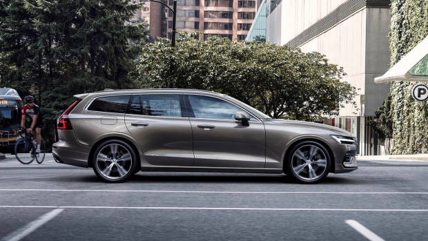 2019 Volvo V60 T6 beige side