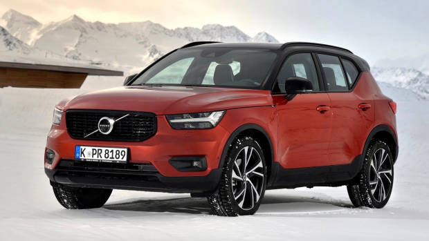 2018 Volvo XC40 R-Line orange front 3/4