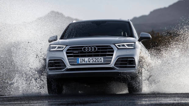 2018 Audi Q5 3.0 TDI silver front jump