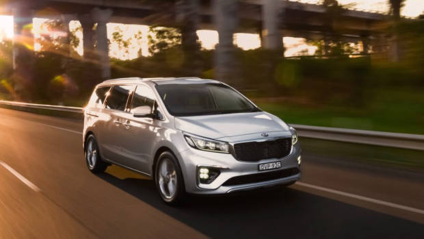 2019 Kia Carnival Platinum silver front 3/4