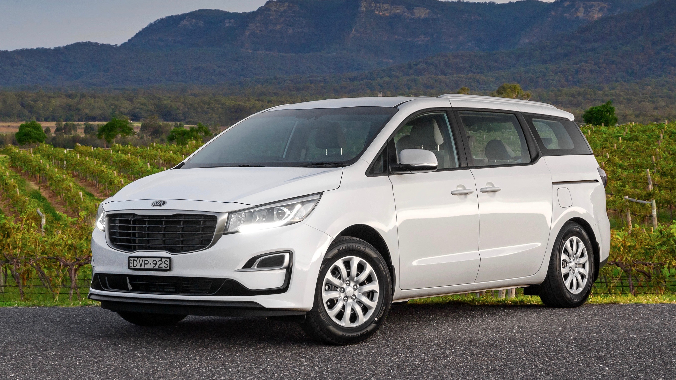 2019 Kia Carnival Si white front 3/4