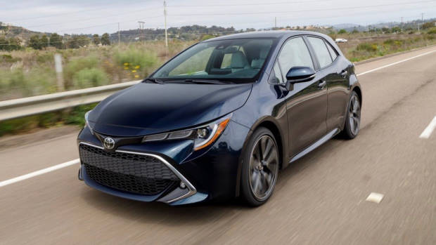 2019 Toyota Corolla navy front 3/4