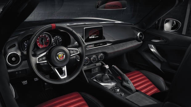 Abarth 124 Spider Monza Edition cabin