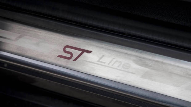 MY18.5 Ford Escape ST-Line scuff plate