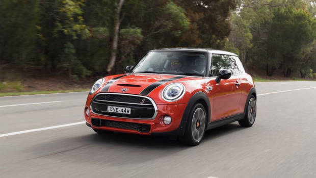2018 MINI Cooper S 3-door Solaris Orange front 3/4 moving