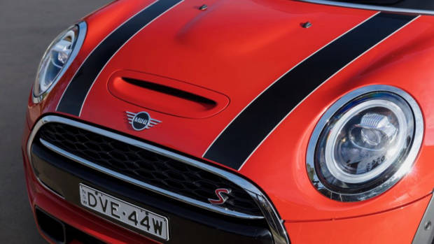 2018 MINI Cooper S 3-door Solaris Orange front detail