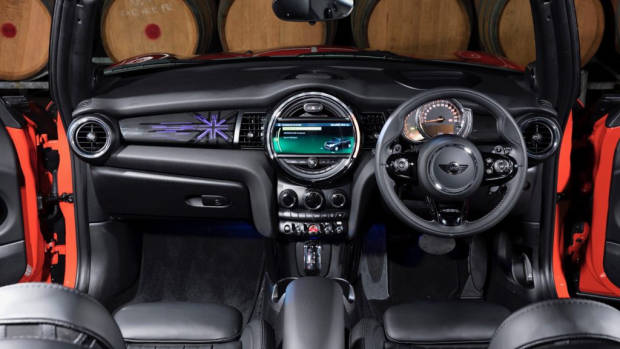 2018 MINI Cooper S dashboard