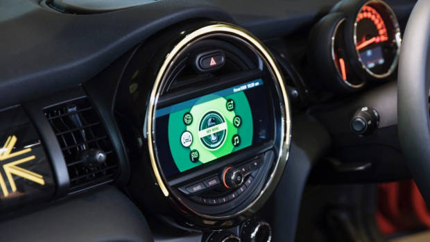 2018 MINI Cooper S infotainment