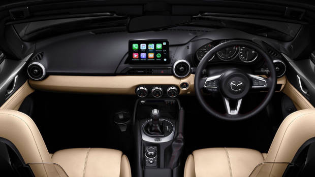 2018 Mazda MX-5 Chasing Cars CarPlay