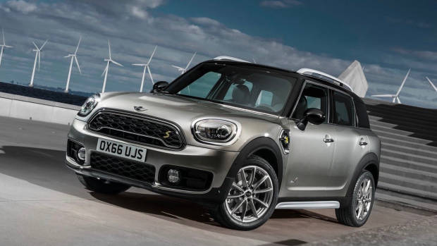 2019 MINI Countryman S PHEV front 3/4 angle