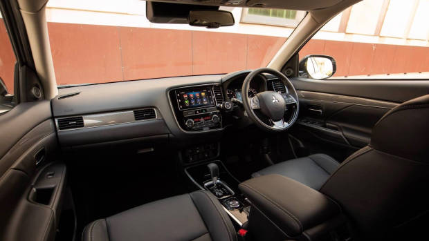 2019 Mitsubishi Outlander front cabin